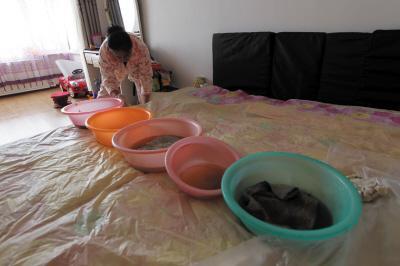 望江楼上漏水，住户失联，小区没物管，业主维权难！律师来支招……